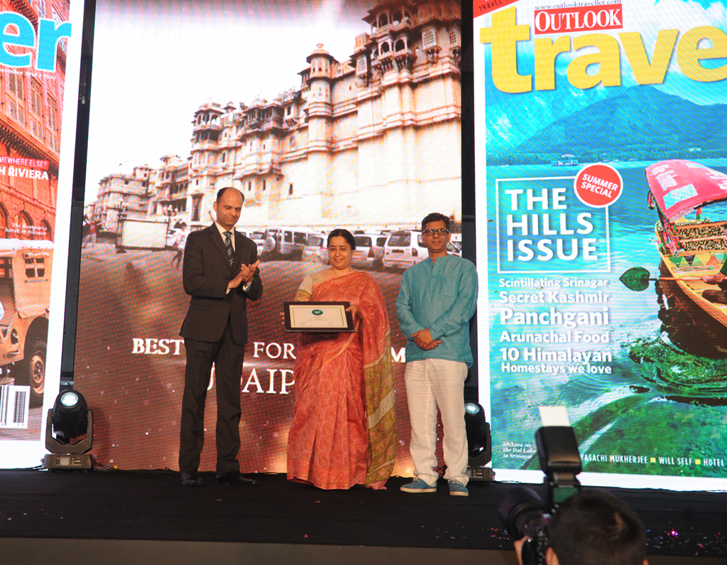 Gunjeet Kaur, Addl. Director Tourism, receives the Jury award for Best City for Tourism for Udaipur