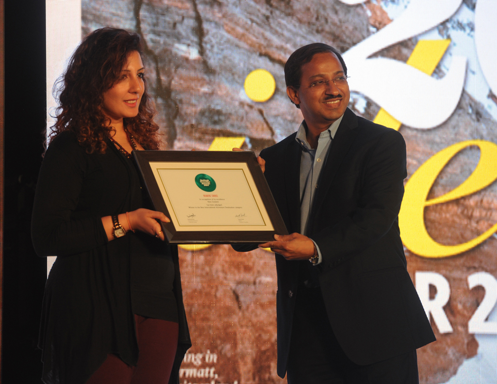 Kanika Arora, Marketing Development Manager – India, receives the Readers’ Choice award for Best International Adventure Destination for New Zealand