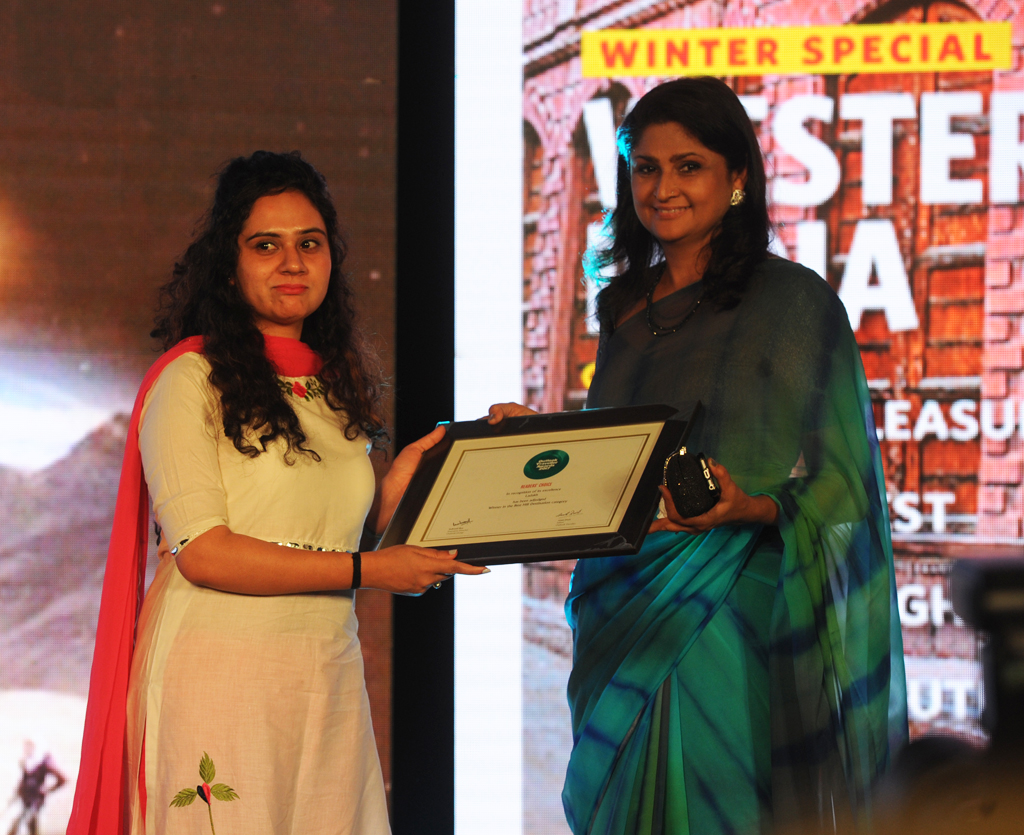 Rupali Mahajan, Asst. Director, receives the Readers’ Choice award for Best Hill Destination for Ladakh