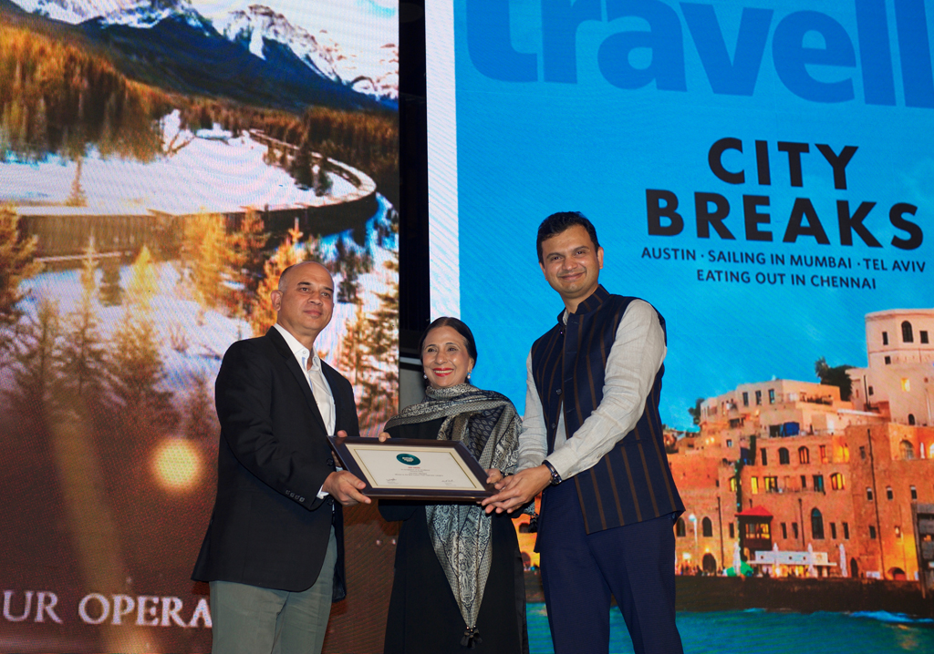 Puneet Khurana, GM, receives the Jury award for Best Luxury Tour Operator for Greaves India