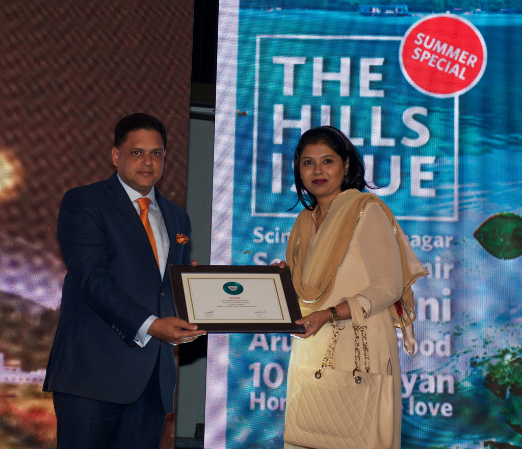 Vipin Singhal, GM, The Lalit Grand Palace Srinagar, receives the award for Best Luxury Hill Resort for The Lalit Grand Palace Srinagar