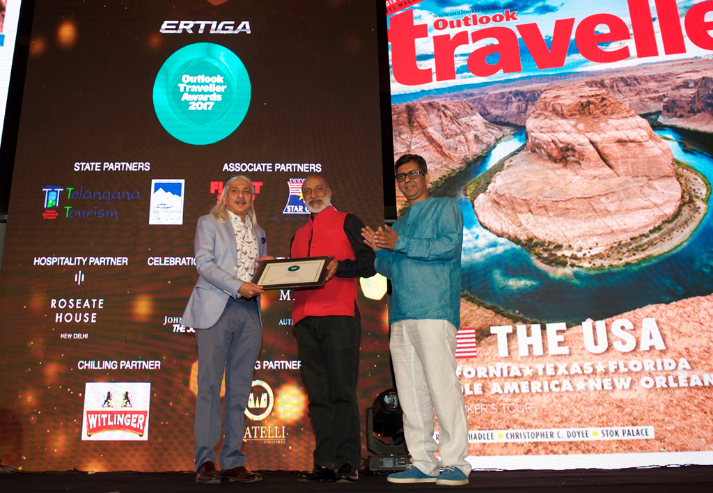 Sanjoy Roy, Managing Director, Teamwork Arts, receives the Readers’ Choice award for Best Festival for Jaipur Literature Festival