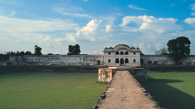 The deserted Aam Khas Bagh palace