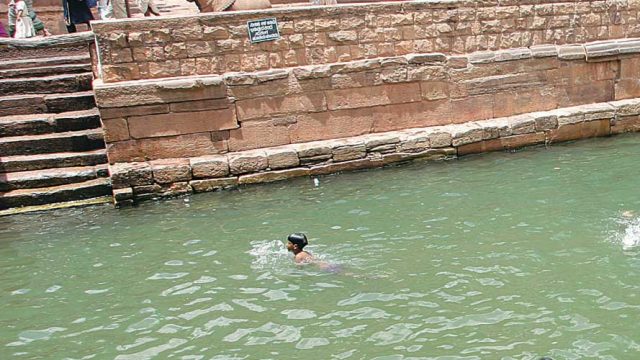 Devotees taking a dip in the Vishnu Pushkarni tank, Mahakuta