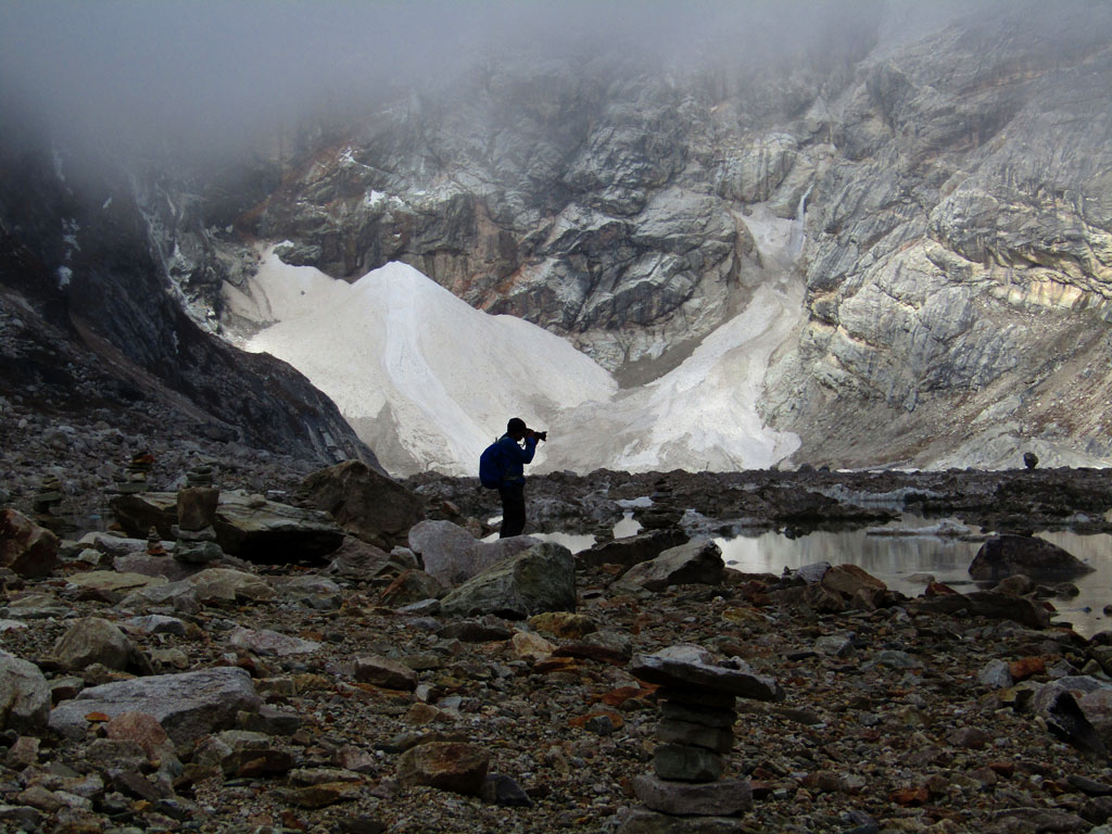 Samagaon is at an altitude of 3,500m. This makes it a perfect place to tarry for an acclimatisation day. You can take day trips to the nearby glacier lake of Birendra Tal under the Manaslu Glacier. A trekker lines up a shot at Birendra Tal with the Manaslu Glacier in the background