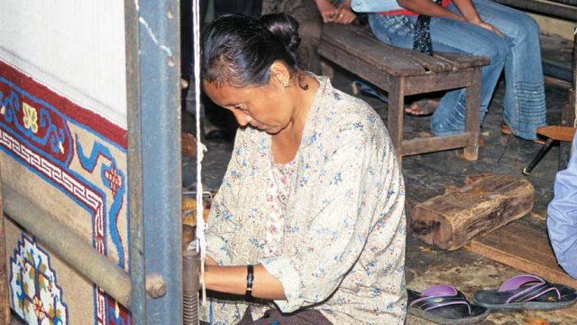 Tibetan wollen carpet being made