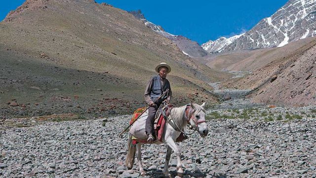 Along the trek to Stok La and Mounkarmo