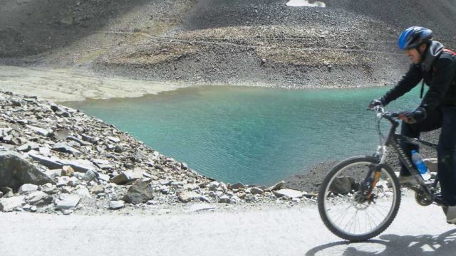 Bicycling through the highway from Manali to Khardung La