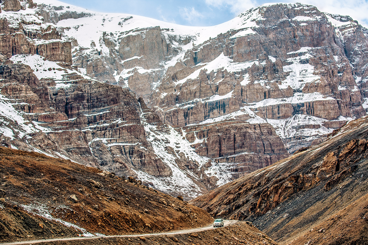 A car navigates the winding road near Lachung La