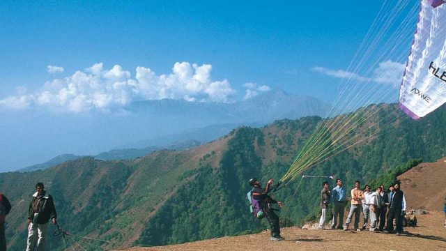 Spectators and paragliders, Billing