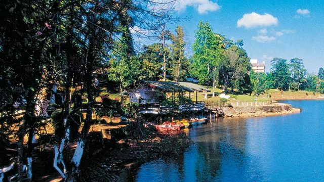 The spectacular horseshoe-shaped Ward’s Lake