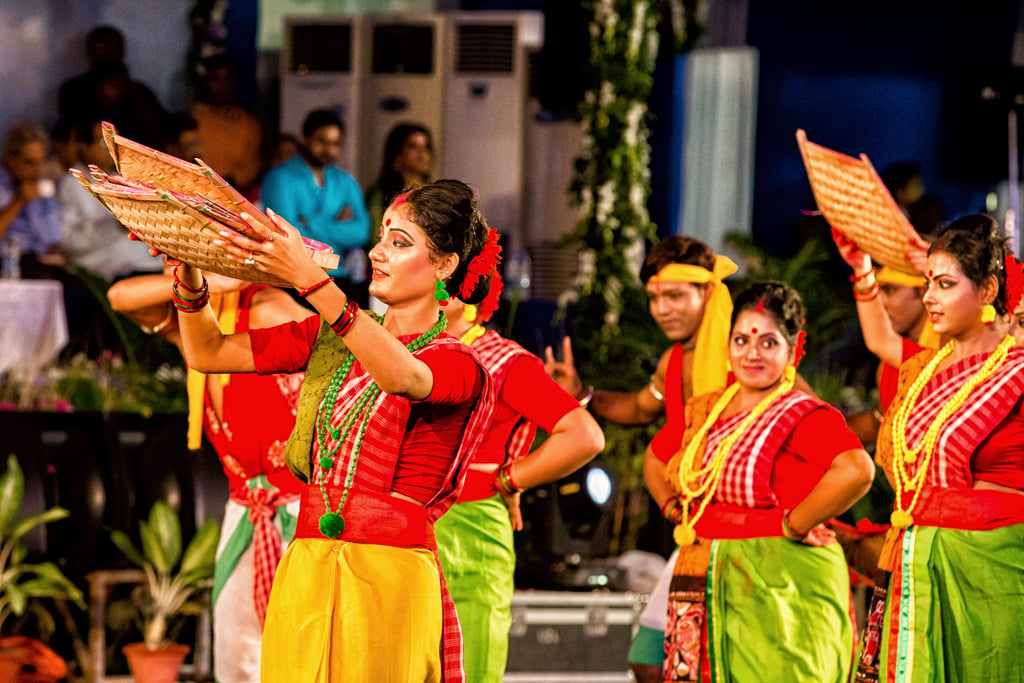 Performances by artists were a treat to watch as they made their way past the spectators, ahead of the floats carrying the idols