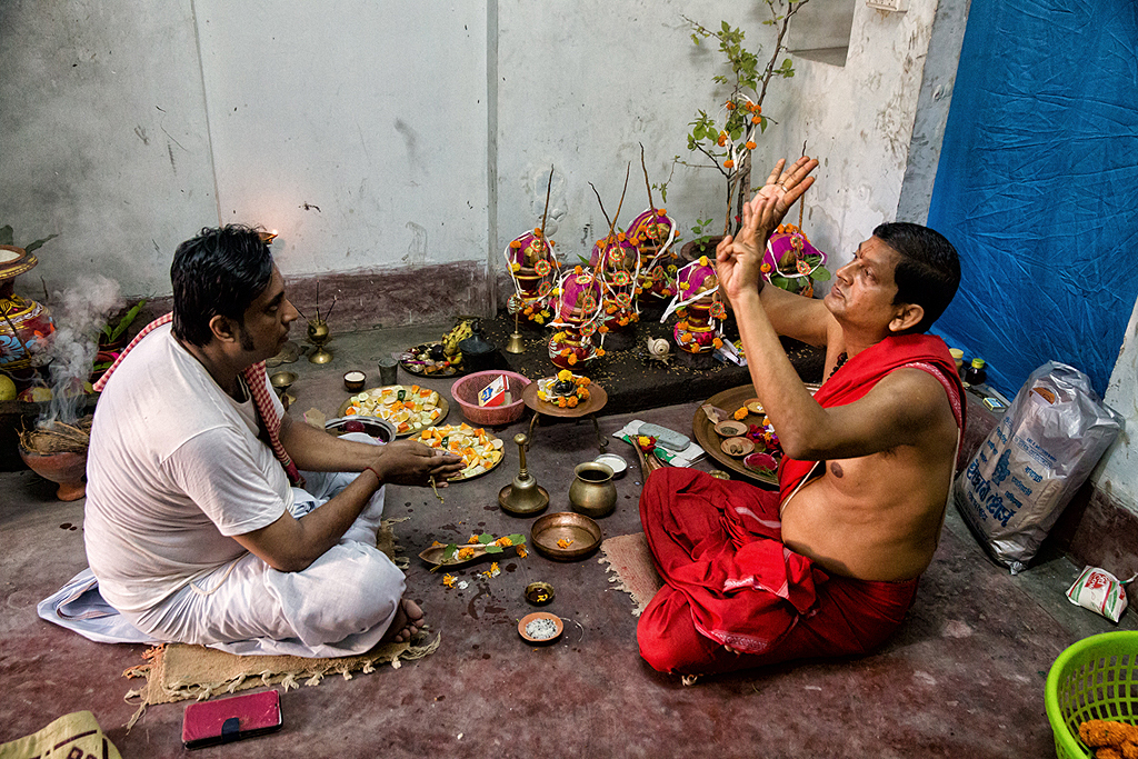 Bodhon is held on Mahashasthi and this ritual indicates the beginning of Durga Puja. It means Maa has arrived at her paternal home from her heavenly abode and it’s time to start the celebrations. Outlook Traveller went to Sabarna Roy Choudhury’s house in Barisha where Durga Puja began 400 years ago to see this unique ritual, accompanied by dhaak beats