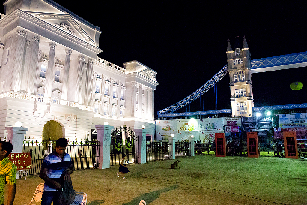 Santosh Mitra Square has gone all out to recreate London in Kolkata! Right from Buckingham Palace to Big Ben, the London Bridge to the iconic red telephone booths, they have them all