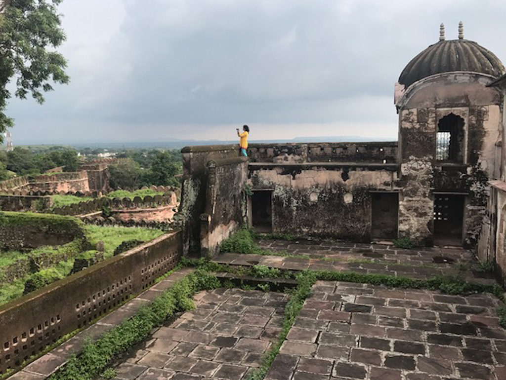 - If Dhar Fort has a Kharbooja Mahal named after its melon-shaped domes, Burhanpur’s Shahi Palace has a Longi and Ilaichi Masjid named after its clove and cardamom shaped domes