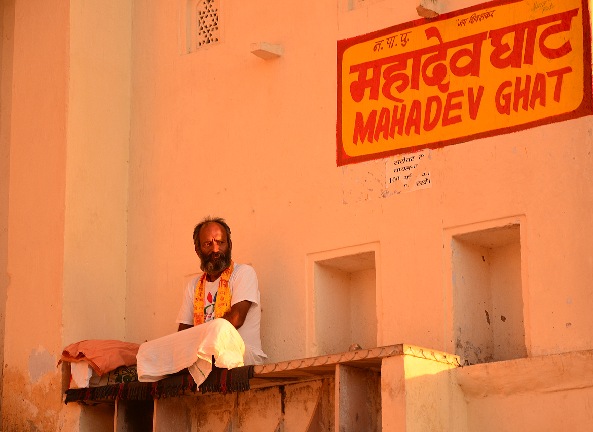 A pujari at Mahadev Ghaat