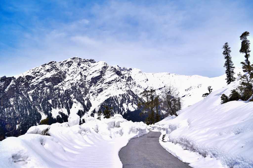 The snow clad peaks of Rohtang Pass in Himachal were brought to the silver screen by Imtiaz Ali in his superhit movie Jab We Met starring Kareena Kapoor and Shahid Kapur