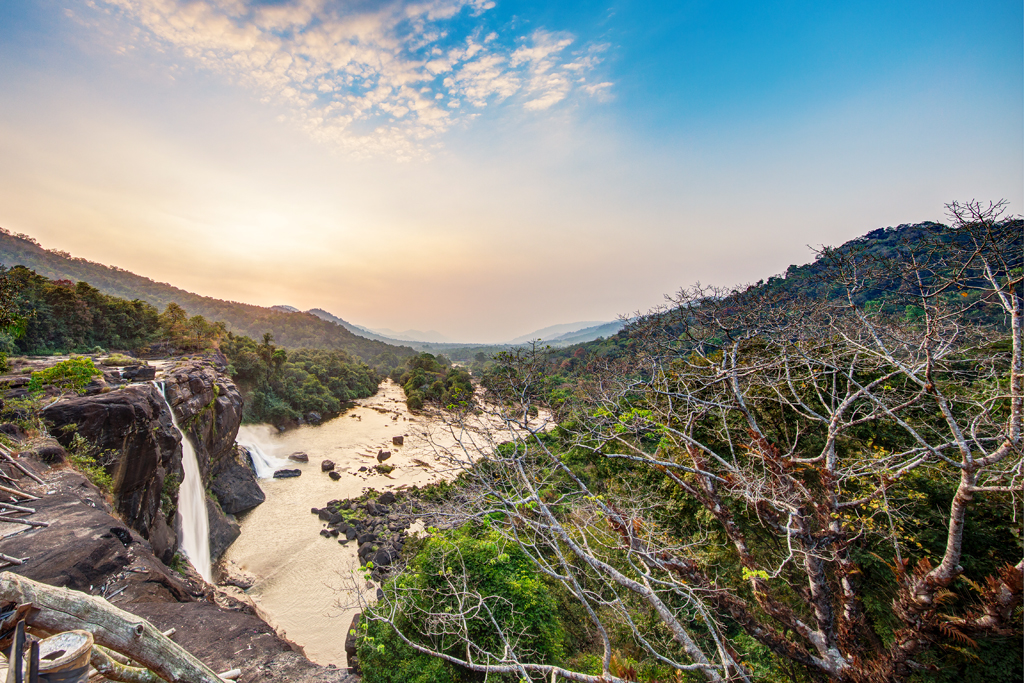 Athirapally Falls, Kerala: Located about 30 km away from Thrissur, this stunning waterfall has found itself featured in many a movie, from Bollywood to Malyalam. The most memorable of these was the song and dance sequence in Dil Se where Lata Mangeshkar sang 'Jiya Jale'