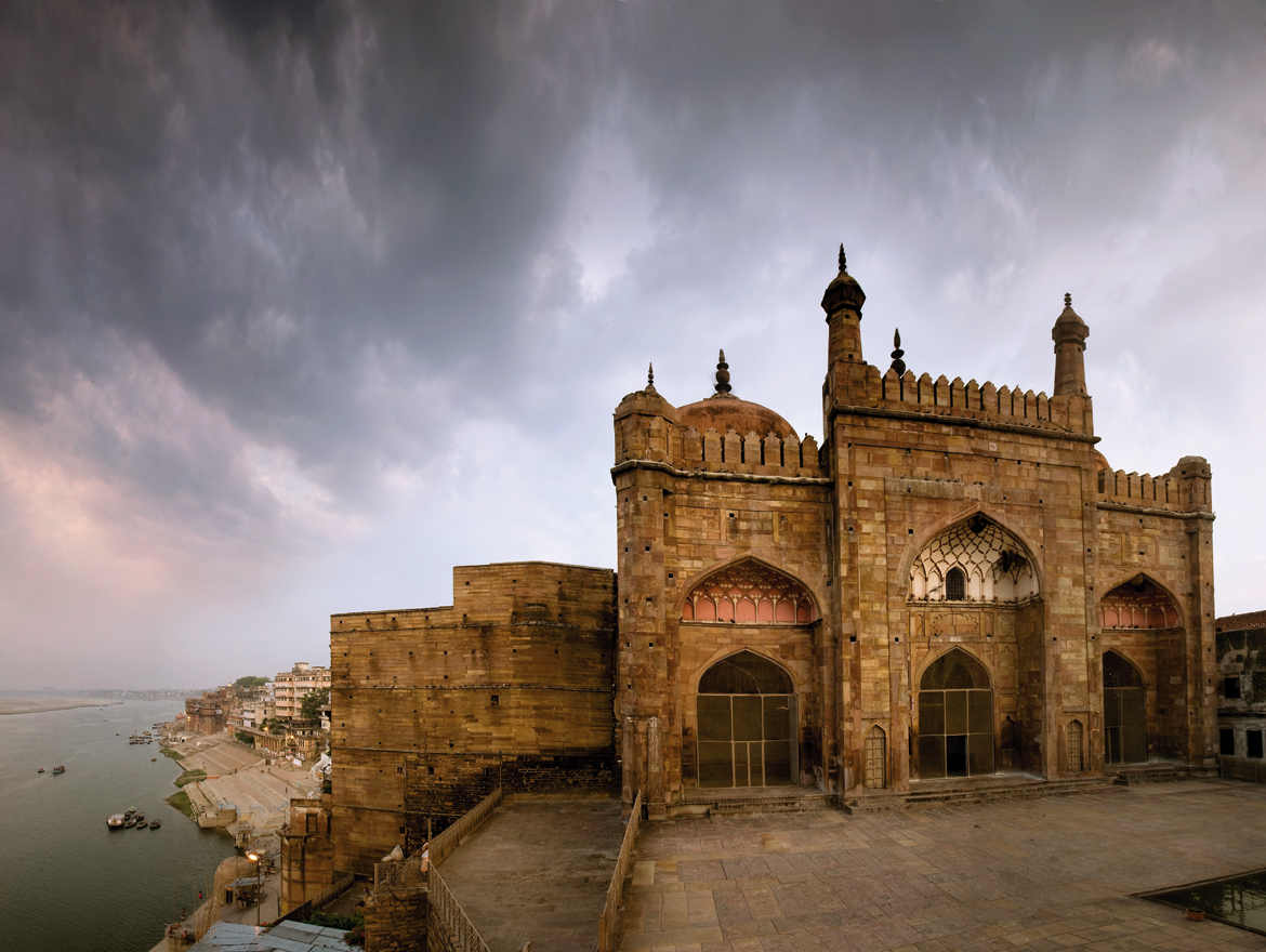 ALAMGIR MOSQUE, VARANASI: The most prominent Mughal monument in this holy city is the mosque that Alamgir erected on a terrace high above Panchaganga Ghat, reached by a steep flight of steps from the river below. The vertical proportions of the prayer hall’s triple-bayed façade were once accentuated by a pair of slender corner minarets rising 50 metres above the terrace, but which are no longer extant. Battlements conceal three domes of almost equal height; chhatris at the rear corners serve as lookouts. The interior, which comprises a line of only three chambers, is roofed by domes with intricate plaster decoration