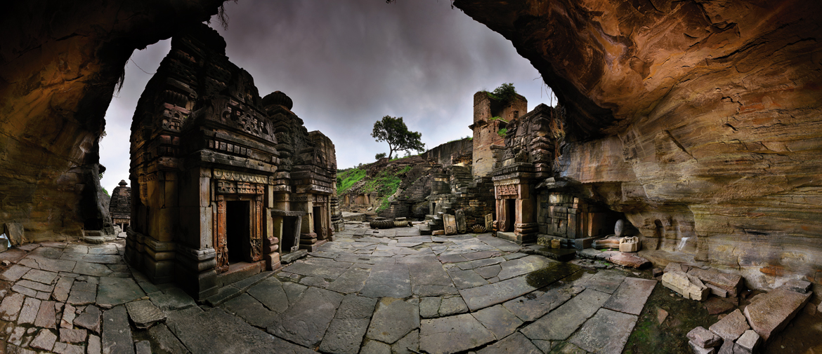 ANCIENT TEMPLES AT NARESAR: Situated 18 kilometres northeast of Gwalior in Madhya Pradesh, Naresar (ancient Nalesvara) has a large group of temples dating from the 8th to the 12th centuries. Till quite recently this area was dacoit kingdom, and these temples were impossible to access